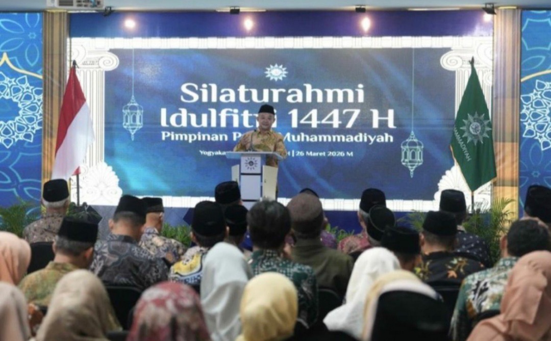 Prof. Abdul Mu’ti berpidato di acara Silaturahmi Syawal PP Muhammadiyah tentang sejarah Halalbihalal 1924, di depan panggung dengan layar besar berlogo Muhammadiyah.