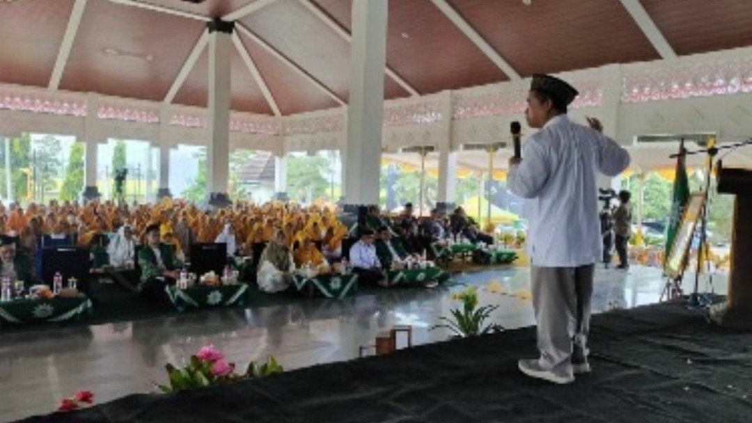 Dr. KH. Tafsir, M.Ag., Ketua PWM Jawa Tengah, sedang memberikan tausiah di depan jemaah Halalbihalal Muhammadiyah Pemalang di Gedung DPRD.