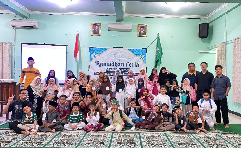 Ratusan peserta anak-anak berfoto bersama panitia dalam kegiatan Pesantren Ramadhan Ceria di Masjid At-Taqwa PDM Semarang.
