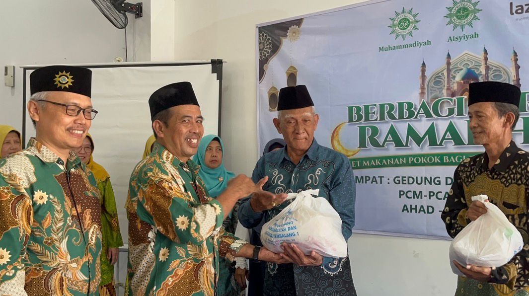 Penyerahan simbolis paket sembako dhuafa Ramadan oleh Nasihin Ketua PCM Tembalang 1 kepada warga di Gedung Dakwah Griya Harmoni Semarang.