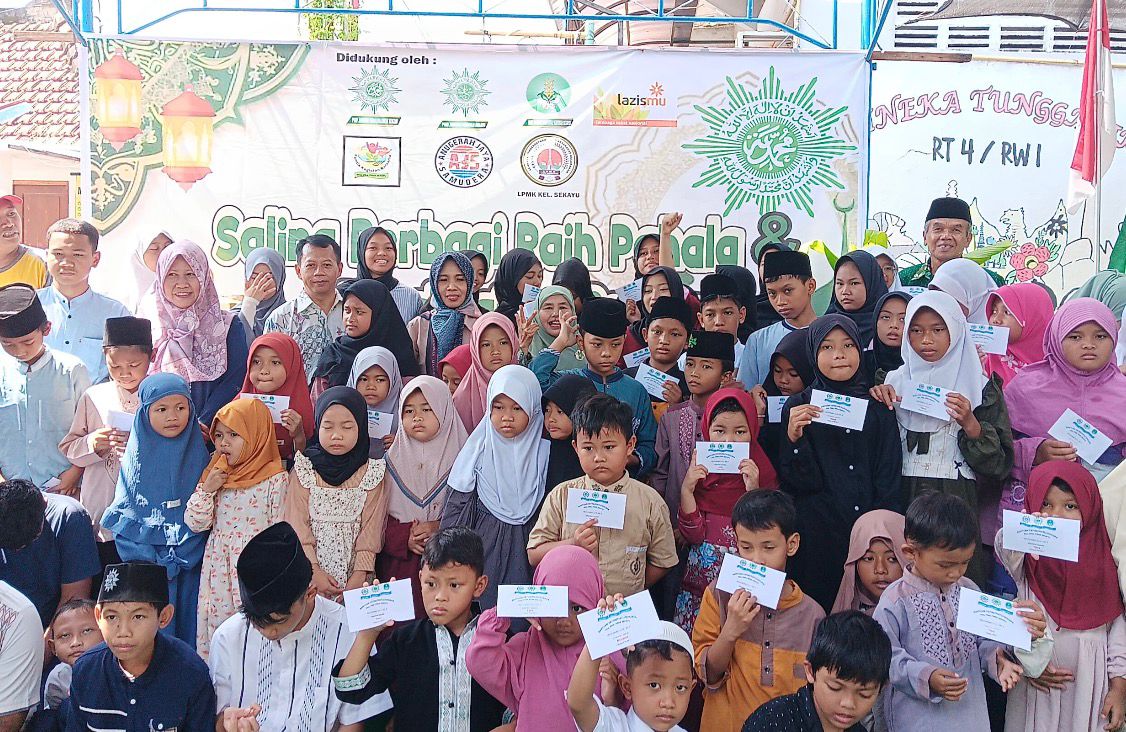 Puluhan anak yatim dan dhuafa memegang amplop santunan dalam acara baksos PRM PRA PRNA Sekayu di Semarang.