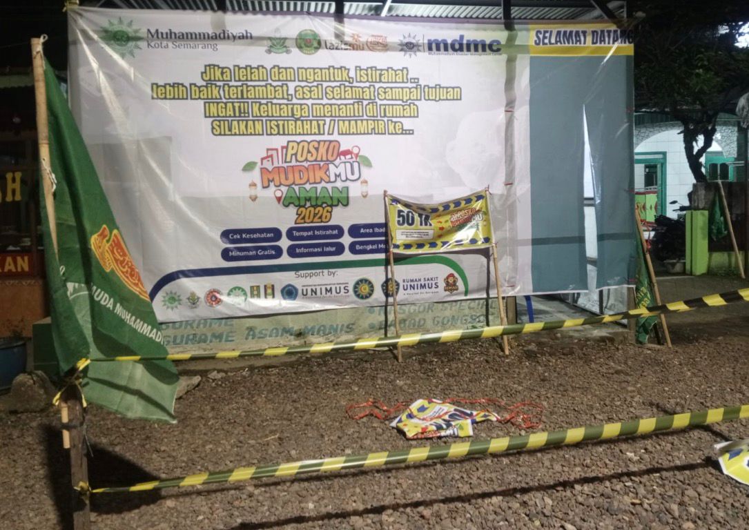 Spanduk Posko Mudikmu Aman 2026 Muhammadiyah Kota Semarang di Jalur Pantura Mangkang, menampilkan informasi fasilitas gratis seperti cek kesehatan dan rest area.