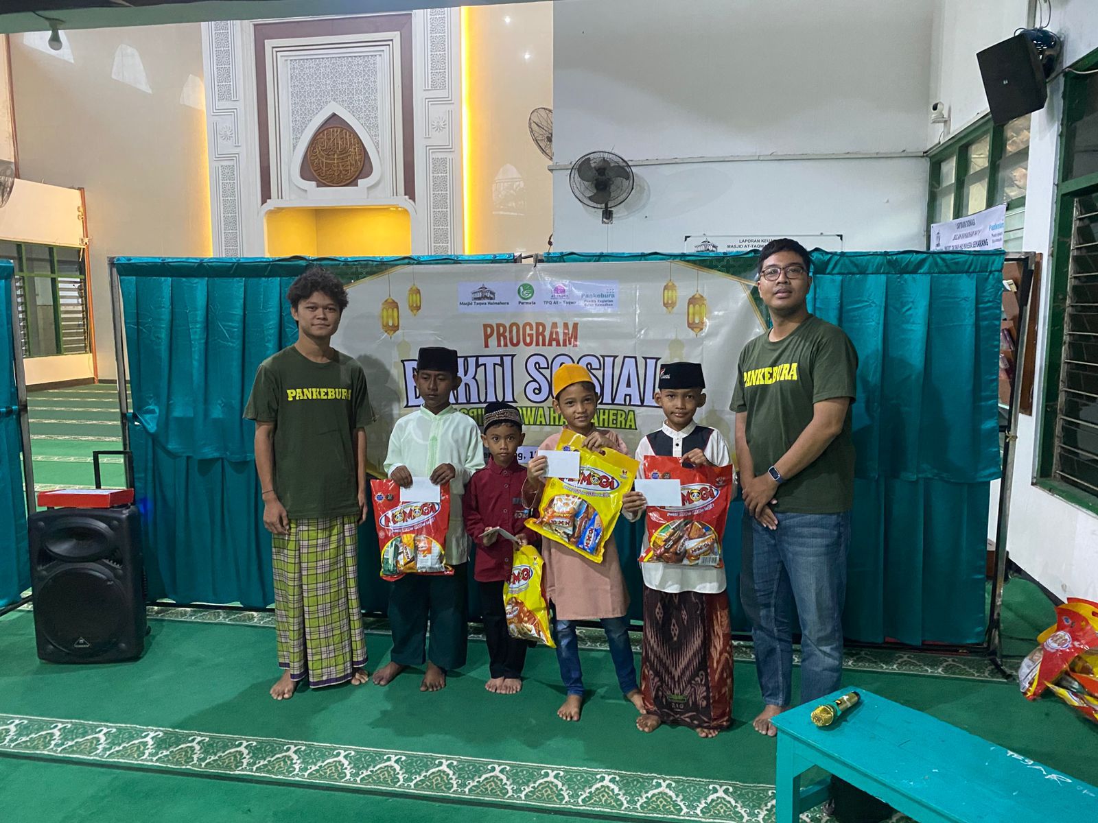 Panitia Pankebura menyerahkan Santunan Anak Yatim Semarang secara simbolis di Masjid Taqwa Halmahera dalam acara Bakti Sosial Ramadhan.