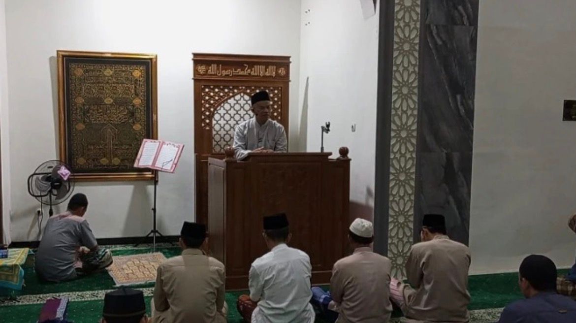 Agung S Bakti menyampaikan kultum subuh tentang pentingnya memanfaatkan waktu luang dan sehat di mimbar Masjid At Taqwa Ngaliyan.