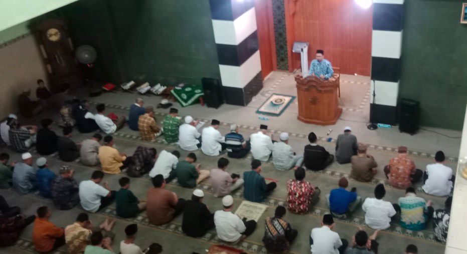 Ustadz Aliun, Ketua KMM PWM Jateng, menyampaikan khutbah Jumat di Masjid At-Taqwa PDM Kota Semarang tentang menjaga takwa pasca Ramadan.