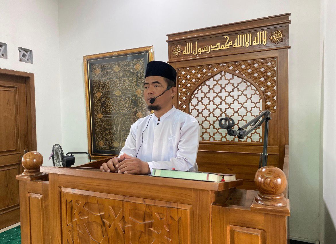 Ustadz Ananto Tri Prasetia berkhutbah tentang istiqamah di mimbar kayu Masjid At-Taqwa, Ngaliyan, Semarang.