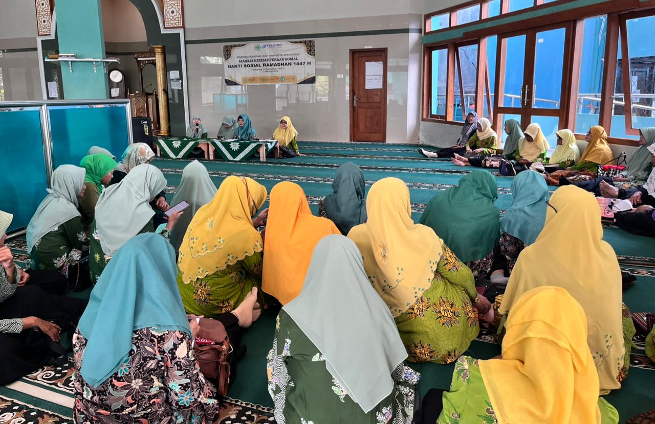 Foto dari sudut pandang belakang jamaah perempuan yang mengenakan kerudung berwarna-warni (kuning, hijau, biru) sedang duduk bersila di atas karpet masjid bermotif hijau. Di bagian depan, terdapat spanduk bertuliskan "BAKTI SOSIAL RAMADHAN 1447 H" dengan logo Aisyiyah dan Pelindo. Empat orang pengurus Aisyiyah mengenakan seragam batik hijau dan kerudung kuning/hijau duduk menghadap jamaah memberikan arahan.Foto dari sudut pandang belakang jamaah perempuan yang mengenakan kerudung berwarna-warni (kuning, hijau, biru) sedang duduk bersila di atas karpet masjid bermotif hijau. Di bagian depan, terdapat spanduk bertuliskan "BAKTI SOSIAL RAMADHAN 1447 H" dengan logo Aisyiyah dan Pelindo. Empat orang pengurus Aisyiyah mengenakan seragam batik hijau dan kerudung kuning/hijau duduk menghadap jamaah memberikan arahan.