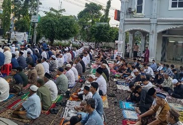 Ratusan jemaah pria shalat Idul Fitri 1447 H berjejer rapi di atas sajadah di Halaman Ngaliyan Square Semarang.