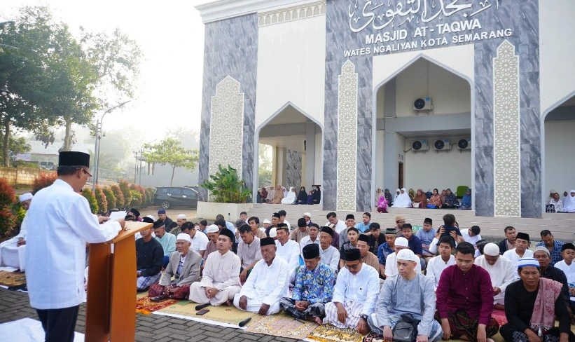 Drs. H. Wahyudi, M.Pd. menyampaikan khutbah Idulfitri 1447 H di hadapan ratusan jemaah pria di halaman Masjid At-Taqwa Wates Ngaliyan Semarang.