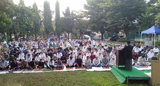 Ustadz Drs. H. Nurbini, M.S.I. sedang menyampaikan Khutbah Idulfitri 2026 di atas podium Lapangan Taman Lansia Rejosari. Terlihat ribuan para jamaah Muhammadiyah Semarang duduk khusyuk di atas sajadah beralaskan rumput dan terpal.