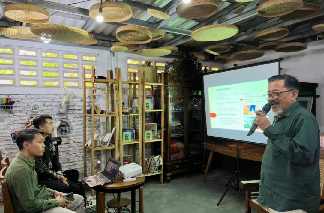 Ketua LDK Semarang Pudjo Koeswhoro menjelaskan materi Urban Heritage Semarang dan Monumen Sejarah Semarang di depan peserta diskusi Collabox Hub.