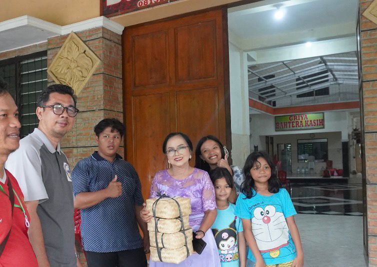 Takmir Masjid At Taqwa Ngaliyan menyerahkan paket daging kurban kepada pengelola dan anak-anak di Griya Bahtera Kasih sebagai bentuk toleransi lintas iman.