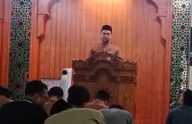 Ustadz Amiril saat memberikan kultum mengenai keberkahan dunia akhirat di mimbar Masjid At-Taqwa PDM Semarang, di hadapan para jamaah yang menyimak.