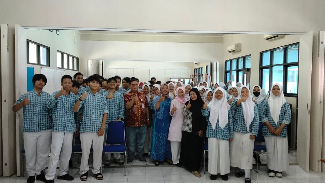 Foto bersama siswa SMK Muhammadiyah 1 Semarang (Mutusmart) kelas XII memberikan pose acungan jempol di Aula Baru Lantai 3, didampingi guru dan narasumber MAPETA. Siswa putra mengenakan seragam batik biru-putih dan celana putih, sementara siswa putri mengenakan jilbab putih.