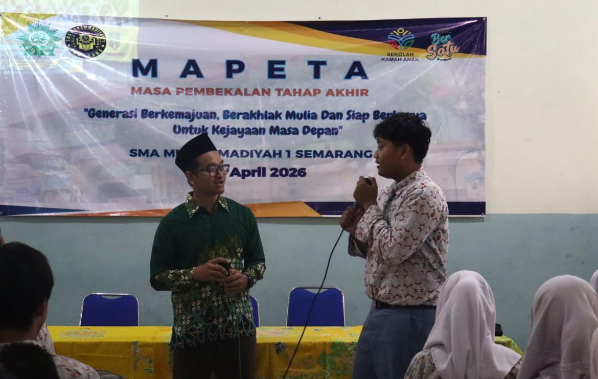 Sangat penting untuk SEO gambar dan aksesibilitas (pembaca layar untuk tunanetra). Deskripsikan apa yang terjadi secara akurat dan sertakan kata kunci utama jika relevan secara alami.