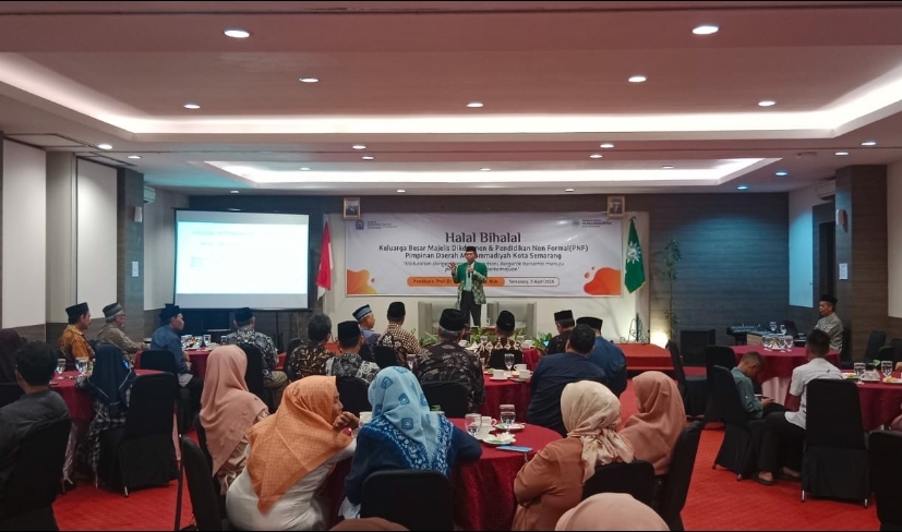 Suasana acara Halal Bihalal Majelis Dikdasmen PNF PDM Kota Semarang di Hotel Candi Indah, menampilkan narasumber di panggung dan audiens duduk rapi di meja bundar.