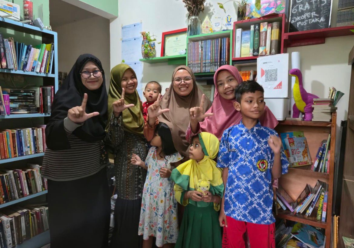 Aksi kolaborasi Pendidikan Literasi Anak Usia Dini oleh pengurus Koper Pustaka dan TK ABA 31 Semarang di depan rak buku bacaan bermutu penuh warna.
