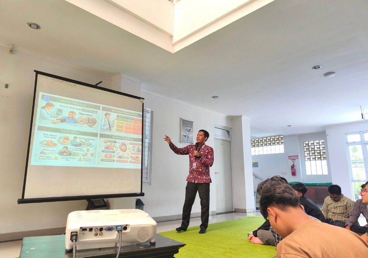 Dosen Spesialis Keperawatan Medikal Bedah UNIMUS memaparkan edukasi pencegahan hipertensi usia muda di hadapan mahasiswa pesantren.