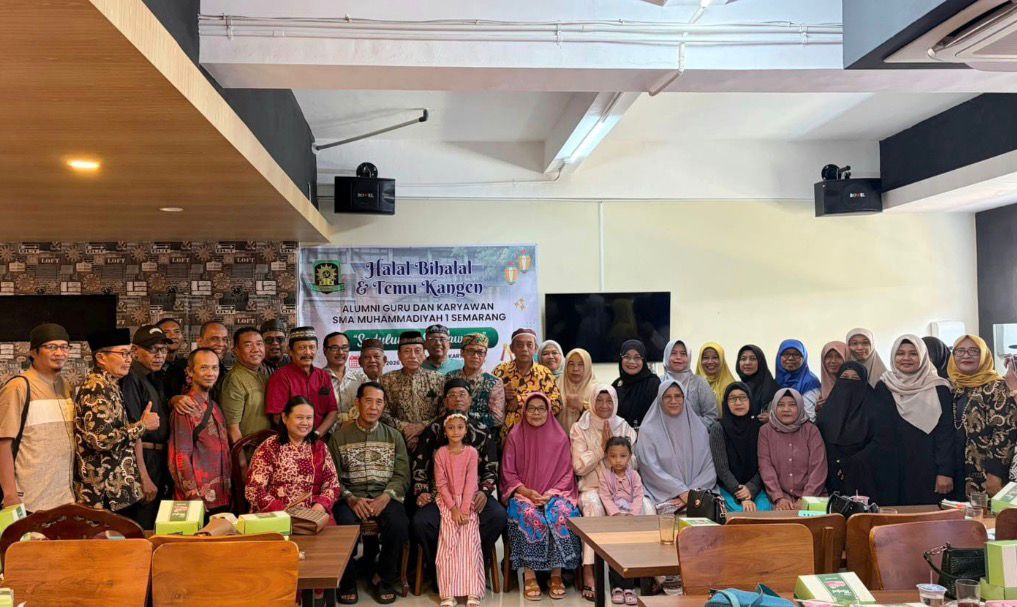 Foto bersama alumni guru dan karyawan SMA Muhammadiyah 1 Semarang dalam acara Halal Bihalal dan Temu Kangen di BBPMP Srondol.