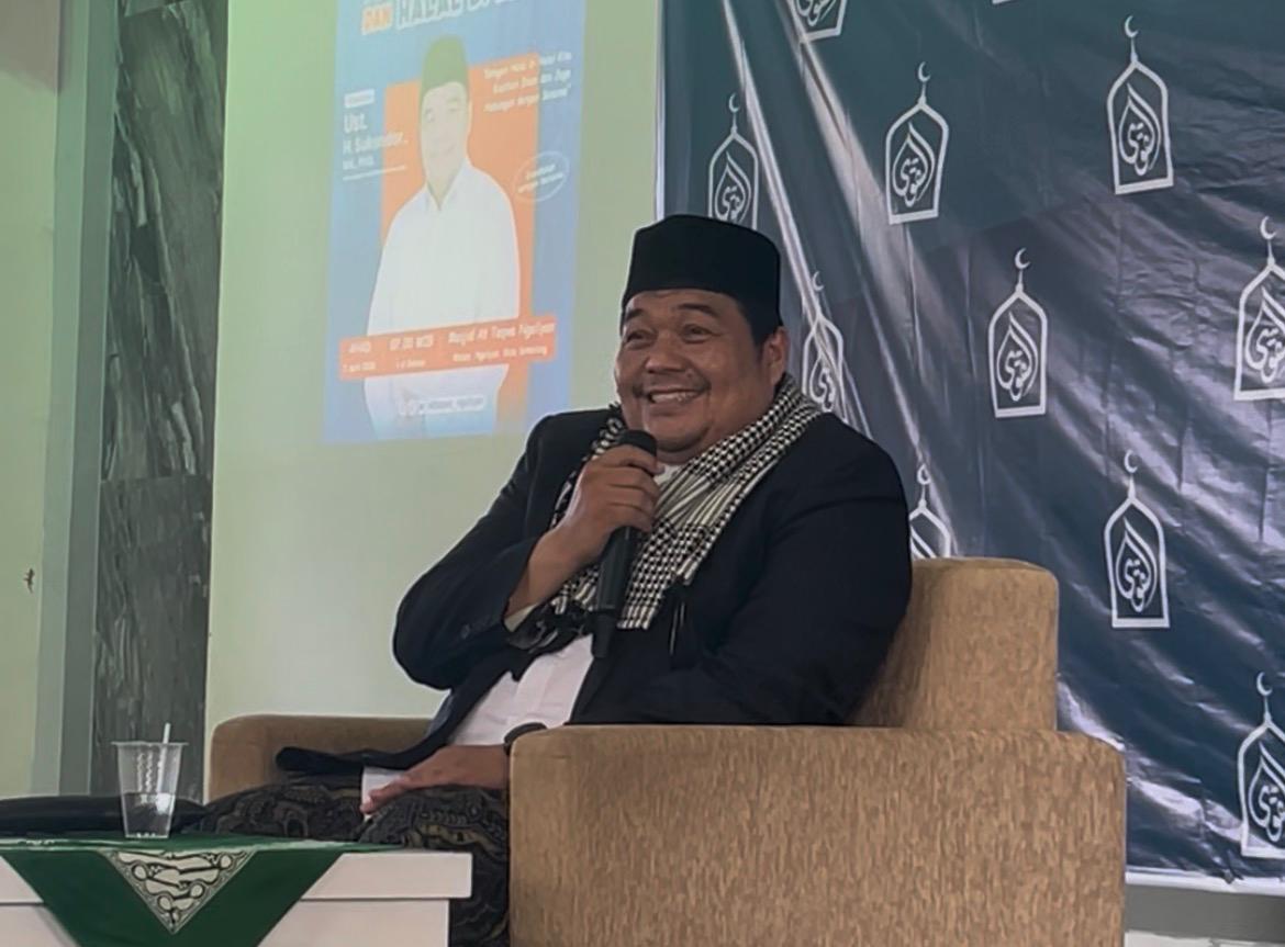 Ustadz Sukendar memberikan ceramah tentang makna Ihsan dan kisah Abu Bakar di Masjid At-Taqwa Ngaliyan Semarang.