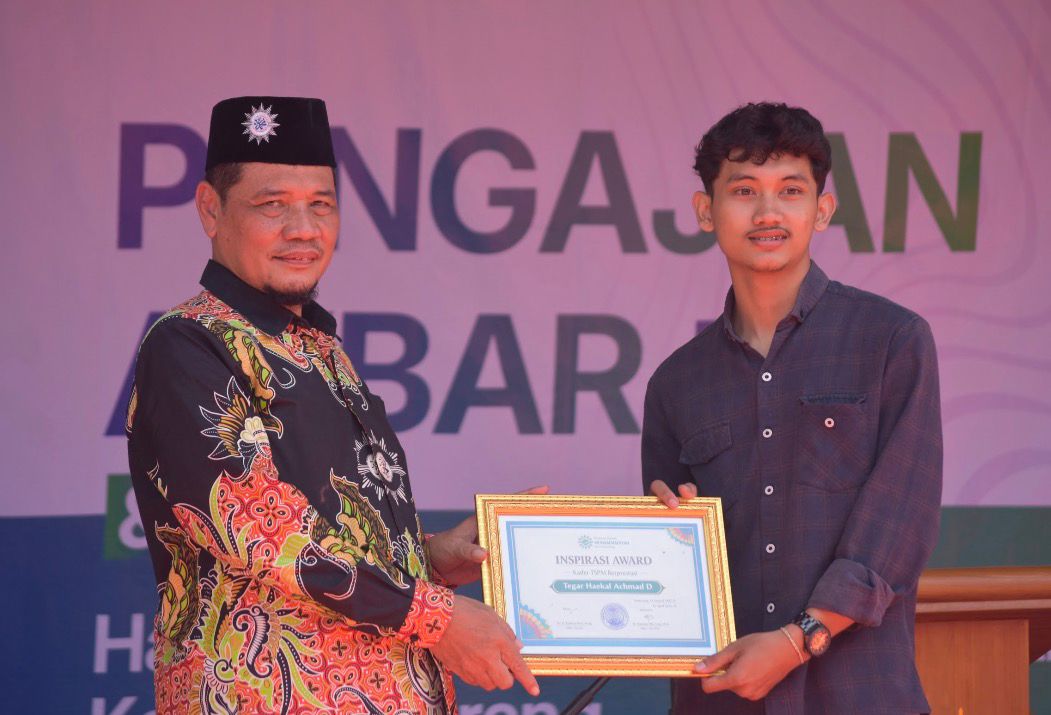 Tegar Haikal Achmad Duha menerima penghargaan Inspirasi Award PDM Kota Semarang sebagai kader Tapak Suci berprestasi.