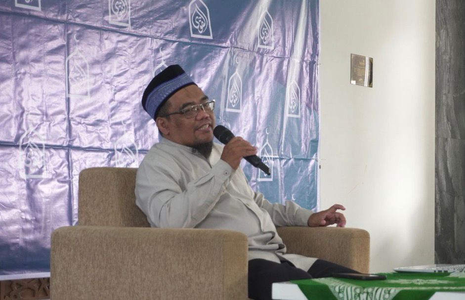 Tri Wijayanto, Bendahara Majelis Tarjih PDM Kota Semarang, sedang memberikan tausiyah mengenai penguatan akidah di Masjid At-Taqwa Wates, Ngaliyan.