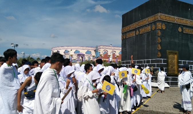 Ratusan siswa SMP Muhammadiyah 3 Semarang mengenakan pakaian ihram saat mengikuti praktek manasik haji di depan replika Kakbah Masjid Agung Jawa Tengah.