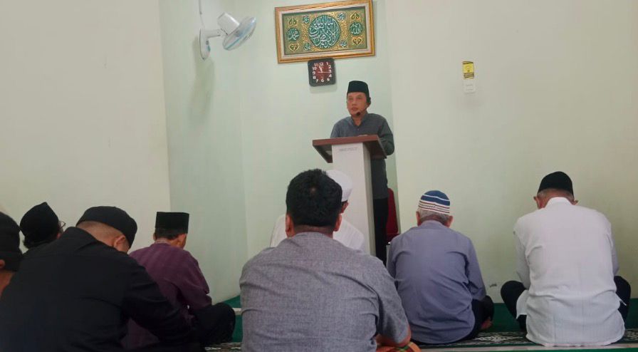 Dr. Budi Santosa saat menyampaikan materi manajemen waktu dalam Islam pada Khutbah Jumat di Masjid Asy-Syifa.