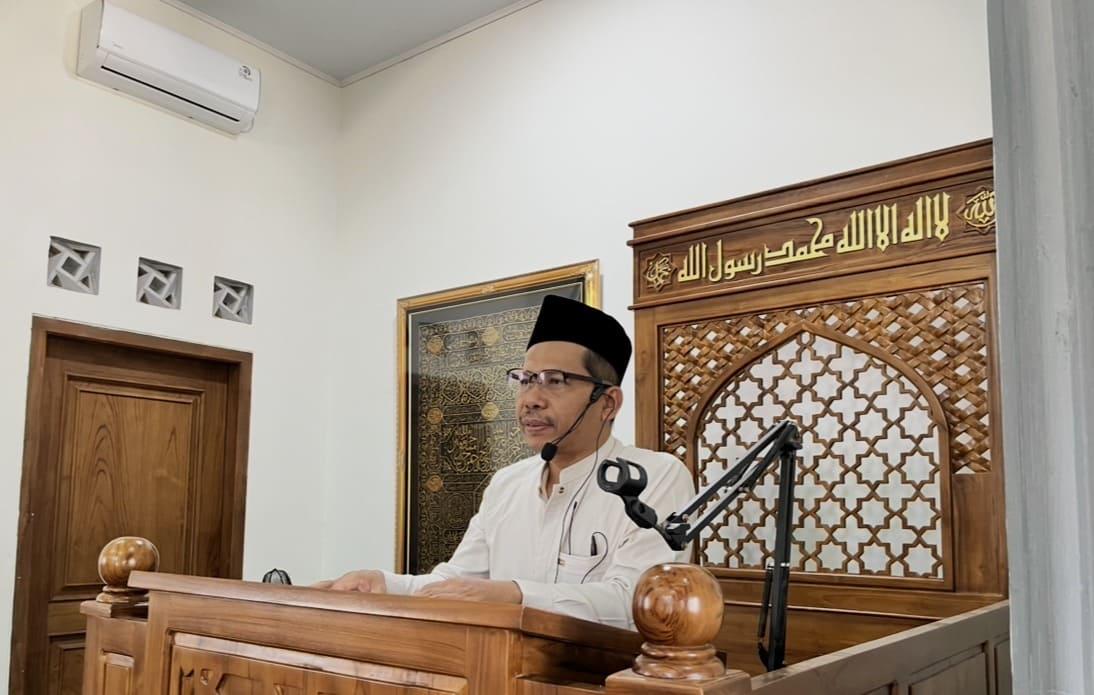 Dr. Shofa Muthohar, M.Ag menyampaikan khutbah Jumat tentang sifat rida di mimbar Masjid At Taqwa Ngaliyan Wates.