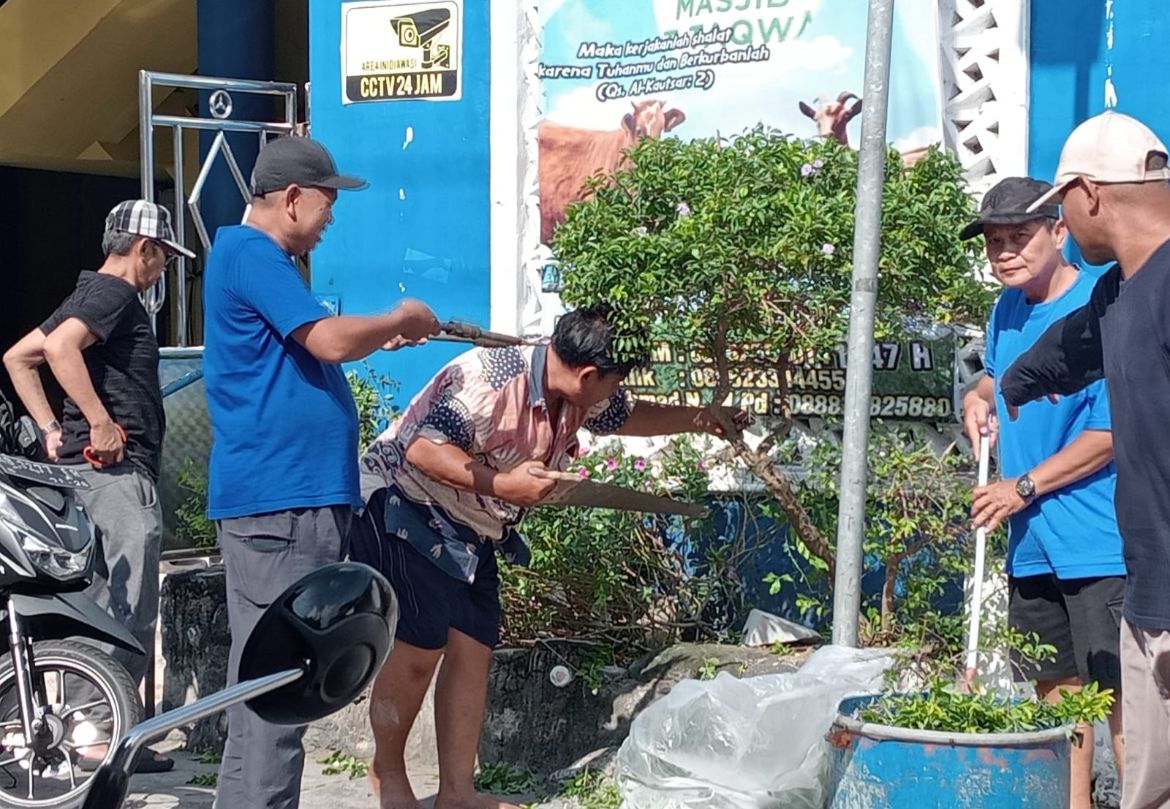 Warga Bandarharjo gotong royong membersihkan taman Masjid At Taqwa, memotong dahan pohon dalam rangka menyambut HUT ke-479 Kota Semarang.