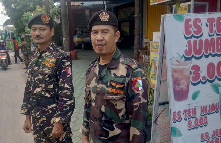 Dua anggota Banser NU berseragam loreng bersiaga mengamankan area sekitar lokasi acara Hari Bermuhammadiyah Semarang di Genuk.