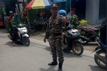 Saat Banser NU dan Kokam Muhammadiyah Berbagi Peluh di Genuk Semarang