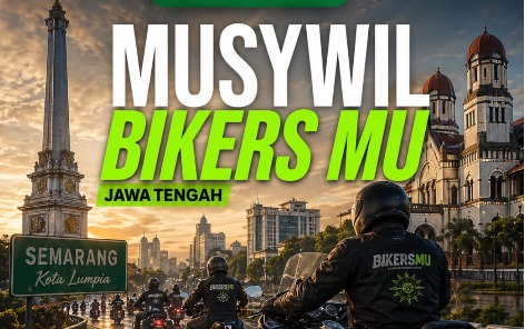 Poster digital pengumuman acara "Musywil BikersMu Jawa Tengah" yang menampilkan sekelompok pengendara motor tampak belakang sedang melaju di jalanan Kota Semarang saat matahari terbenam. Di latar belakang terlihat Tugu Muda dan gedung Lawang Sewu yang ikonik. Terdapat tulisan besar bertumpuk "MUSYWIL BIKERS MU" dengan perpaduan warna putih dan hijau neon. Para pengendara mengenakan jaket hitam bertuliskan "BikersMu" lengkap dengan logo matahari Muhammadiyah di bagian punggung. Suasana gambar menunjukkan nuansa progresif dan kekinian.
