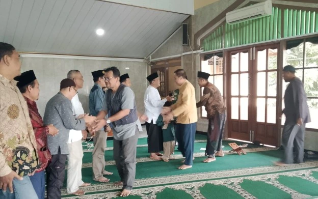 Warga Muhammadiyah Semarang Timur bersalaman hangat dalam acara halalbihalal idulfitri di dalam Masjid At Taqwa Nurul Huda.