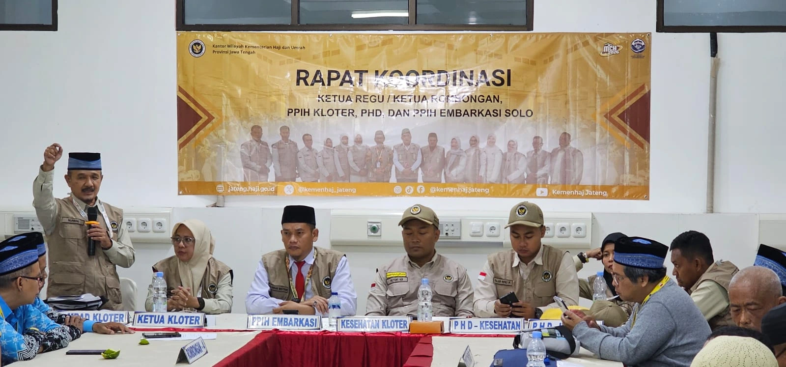 Ustadz Nurbini memberikan instruksi saat memimpin rapat koordinasi petugas haji Kloter 28 SOC Semarang guna memastikan kelancaran jadwal keberangkatan haji 2026 di Asrama Haji Donohudan.