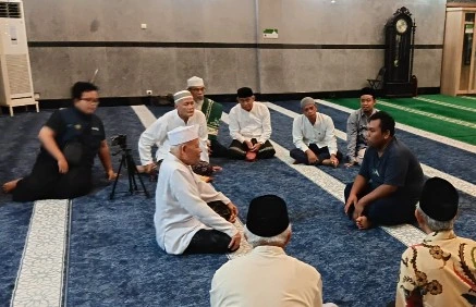 Bima mengucapkan syahadat masuk Islam dibimbing KH Musman Tholib usai salat Subuh di Masjid Raya Candi Lama, melengkapi kisah mualaf Semarang.
