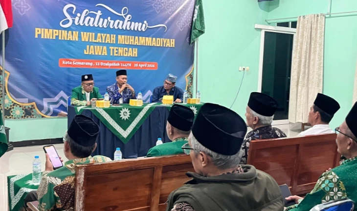 Wakil Ketua PWM Jawa Tengah Wahyudi berbicara memegang mikrofon di meja utama, di hadapan para peserta dari pengurus daerah dan Cabang Muhammadiyah se-Kota Semarang yang duduk mendengarkan dari bangku kayu dalam acara silaturahim.