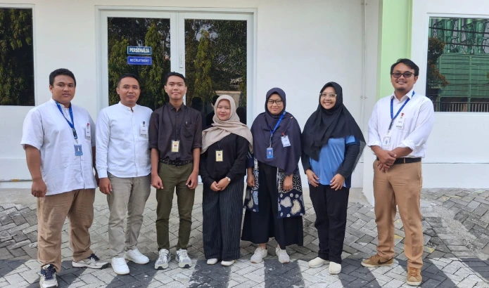 Foto bersama sekelompok tujuh orang (empat mahasiswa magang ITESA dan staf pendamping) di depan pintu kantor 'PERSONALIA RECRUITMENT' PT Apparel One Indonesia. Dua mahasiswa pria muda dan dua mahasiswa wanita muda berpose di tengah, didampingi staf perwakilan kampus ITESA Muhammadiyah Semarang dan staf SDM perusahaan di kedua sisi.