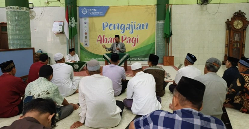 Ketua PDM Kota Semarang Dr. Fachrur Rozi menyampaikan tausiyah dalam Pengajian Ahad Pagi PCM Gayamsari di Masjid Taqwa Al Mukarramah, Semarang, di depan spanduk besar bertuliskan "Pengajian Ahad Pagi" dan audiens yang duduk mendengarkan