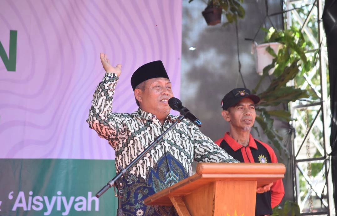 Ketua PP Muhammadiyah Dr Agus Taufiqurrahman mengangkat tangan saat memberikan tausiyah pengajian di acara Hari Ber-Muhammadiyah Semarang.