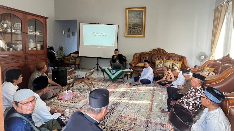 Jemaah paruh baya duduk bersila menyimak paparan materi Fikih Lansia Muhammadiyah oleh Dr Dani Muhtada dalam Pengajian Tarjih di ruang tamu Komplek Permata Puri Ngaliyan.