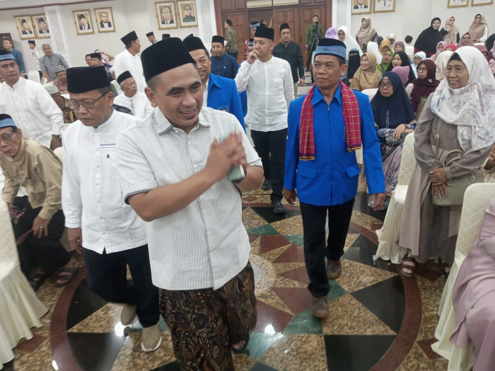 Wakil Gubernur Jawa Tengah Taj Yasin Maimoen tersenyum ramah menyapa jamaah saat menghadiri silaturahmi KBIHU Muhammadiyah Semarang, wujud nyata toleransi Jawa Tengah.