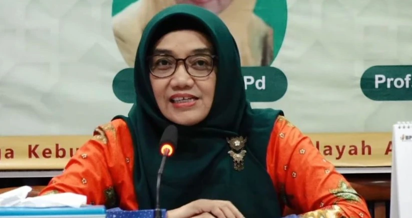 Dr. Hj. Umul Baroroh, M.Ag., perempuan pertama yang menjabat Wakil Rektor UIN Walisongo, berbicara di depan mikrofon.
