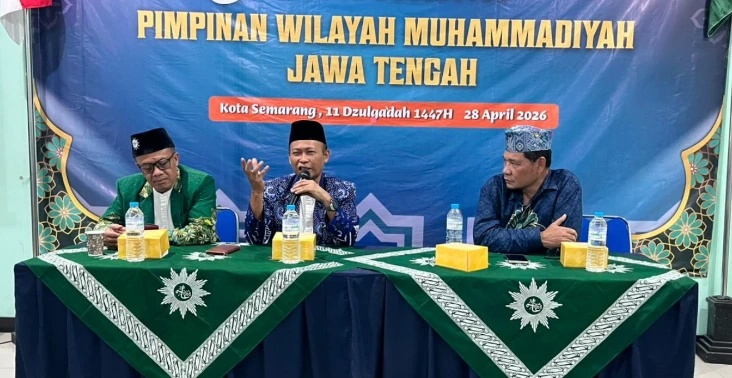 Tiga pimpinan duduk di meja berbalut taplak hijau berlogo Muhammadiyah, berlatar spanduk Pimpinan Wilayah Muhammadiyah Jawa Tengah di Kota Semarang.