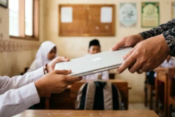 Keutamaan Wakaf Laptop Sarana Pendidikan Sebagai Alternatif Kurban