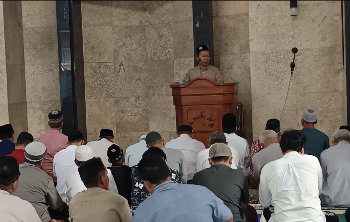 Ustaz Rosyid Ridho menyampaikan khotbah Iduladha di atas mimbar Masjid Al-Muhajirin Karangayu Semarang di hadapan ratusan jemaah yang duduk menyimak dengan khusyuk.
