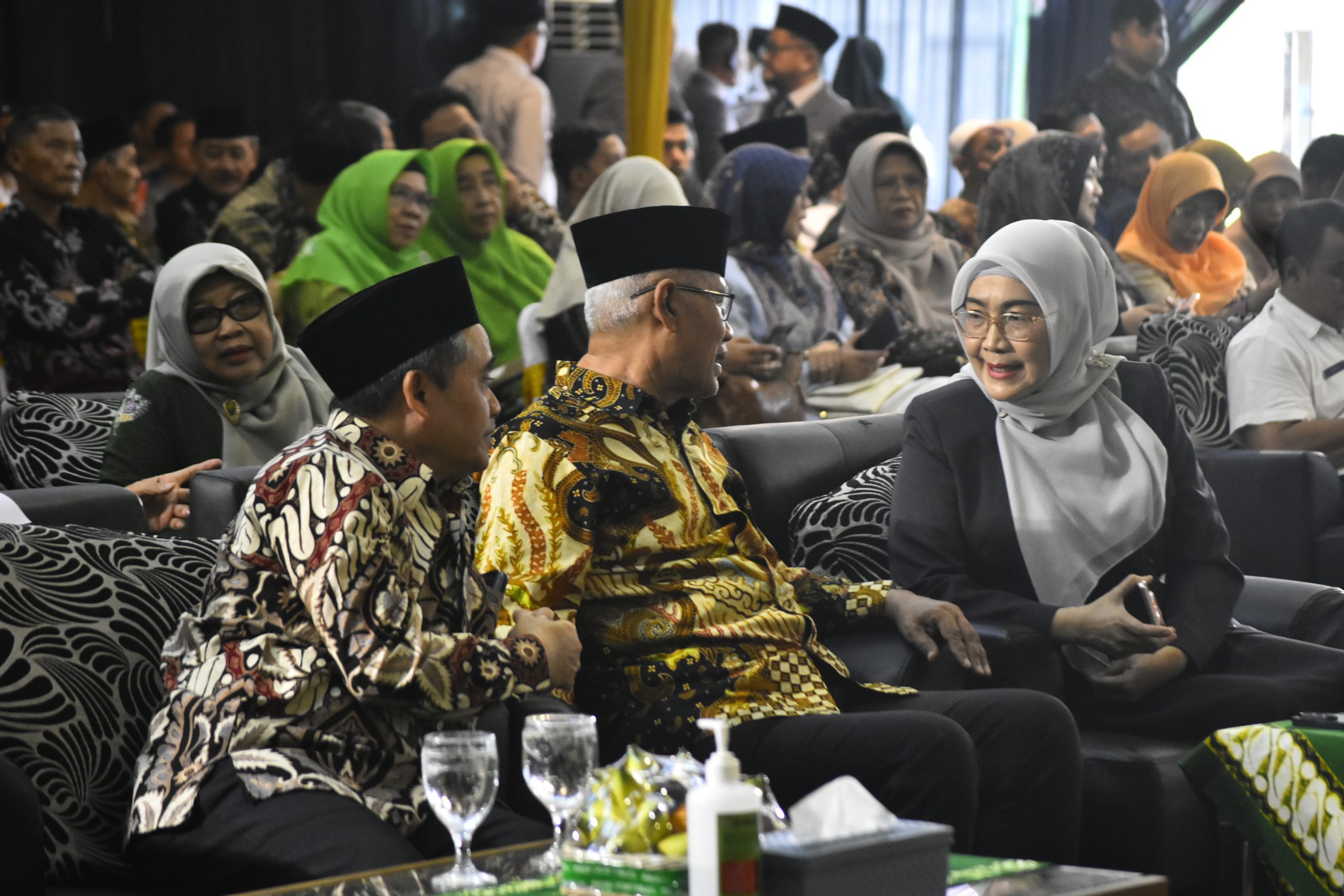 Foto Ketua Umum PP Muhammadiyah Prof. Haedar Nashir (tengah) sedang berbincang akrab dengan Ketua PWM Jawa Tengah KH Tafsir (kiri) dan seorang pimpinan wanita berhijab abu-abu (kanan) di sofa utama acara peresmian Ibrahim Tower RS Roemani Semarang. Foto ini mendukung narasi berita tentang keberanian Muhammadiyah dalam meruntuhkan mitos angka 13 melalui pembangunan menara medis setinggi 13 lantai.