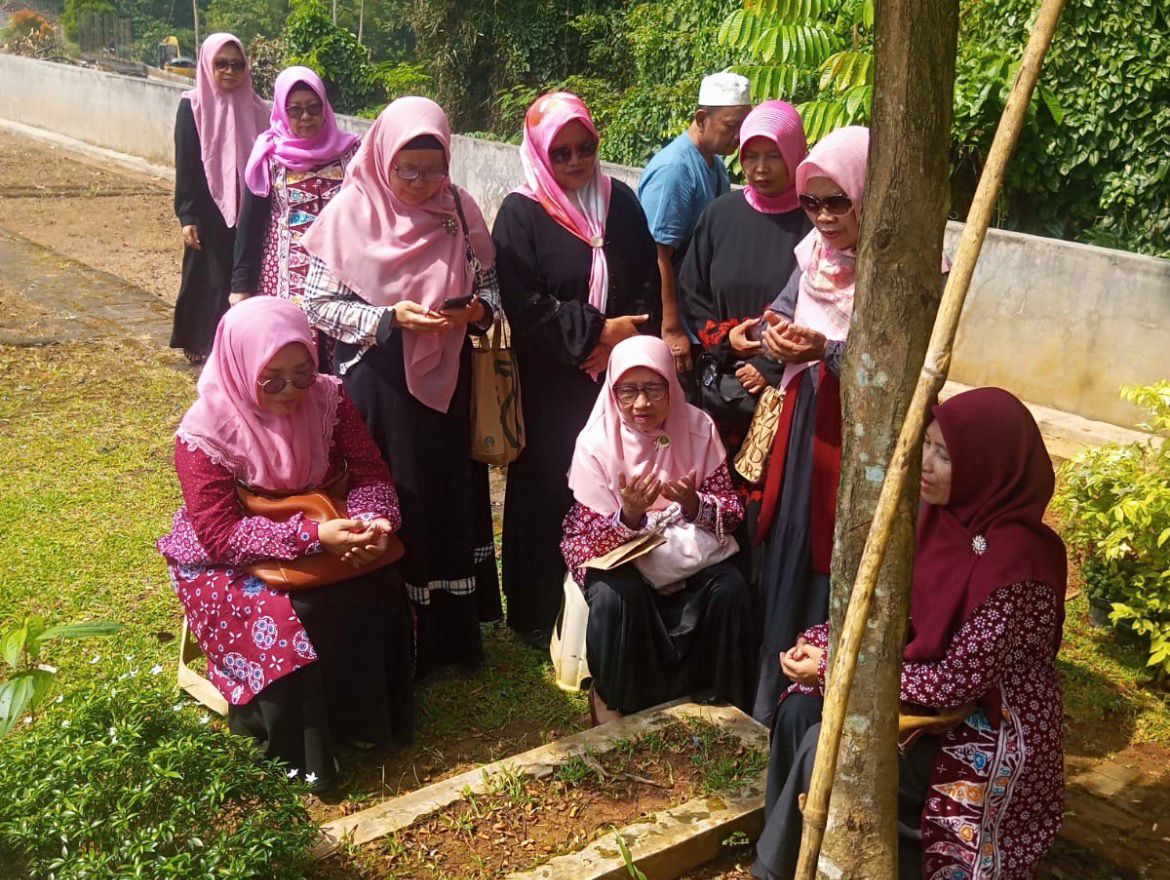Kader Aisyiyah Semarang Timur sedang mendoakan ahli kubur dengan khidmat di Pemakaman Patemon.