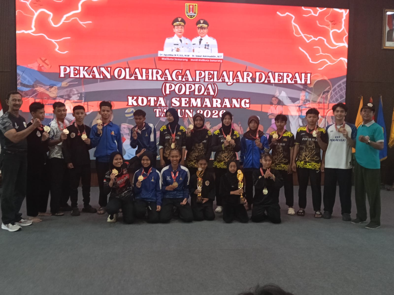 Kontingen Pendekar Muda Tapak Suci Semarang berfoto bersama usai meraih medali di ajang Popda Kota Semarang 2026.