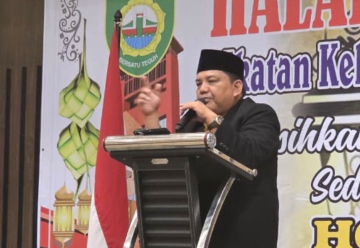 AM Jumai memberikan ceramah tentang strategi dakwah komunitas di podium acara silaturahmi Ikatan Keluarga Besar Sriwijaya Semarang.